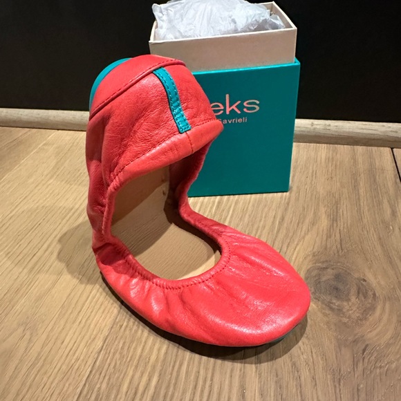 Brand new Poppy size 7 Tieks- currently sold out on Tieks website! - Picture 1 of 5